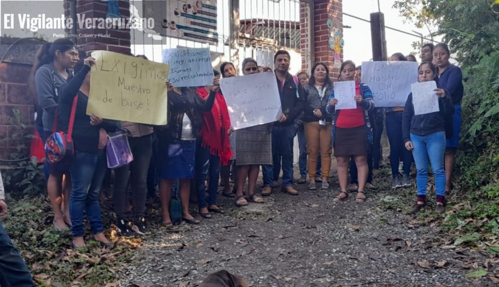 Padres de familia toman plantel en Mixtla de Altamirano 