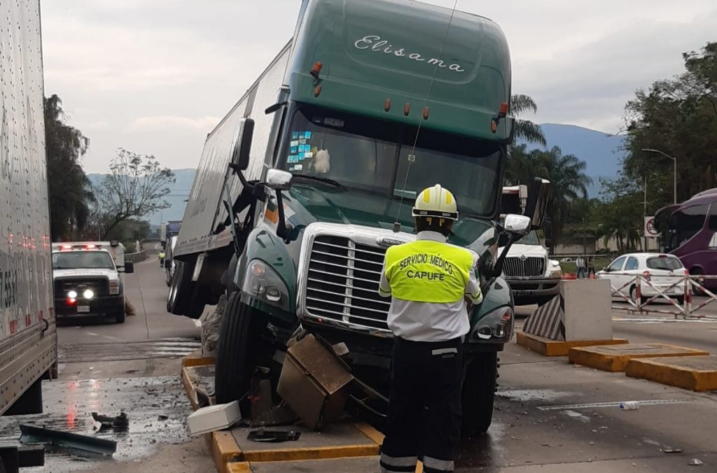 Se impacta tráiler contra barrera de contención en Fortín