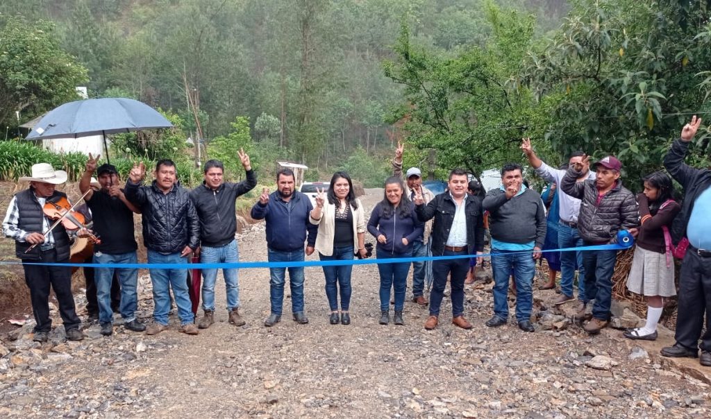 Inauguran apertura de camino en Loma Bonita, Tehuipango