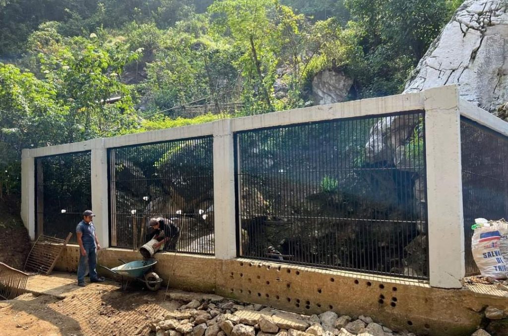 Realizan en Zongolica una limpieza de filtros naturales para garantizar el suministro de agua 