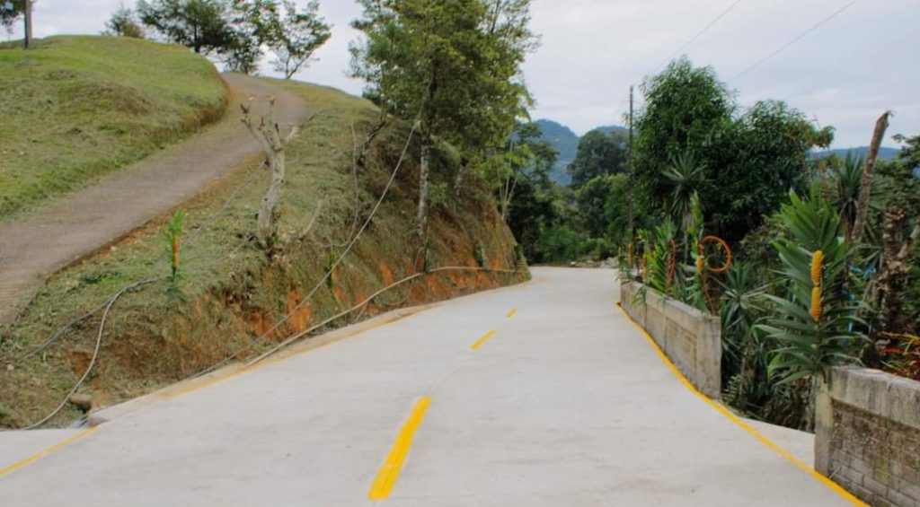 Alcalde de Zongolica entrega la pavimentación hidráulica de camino en Xochiotepec