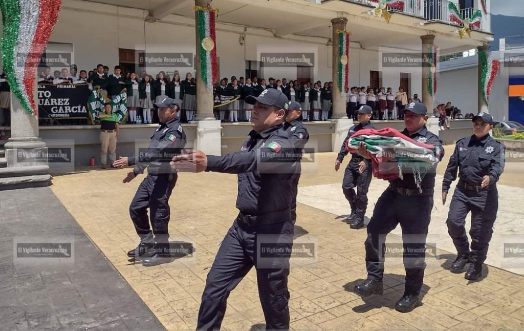 Encabeza Ernesto Torres, alcalde de Nogales, ceremonia de incineración de bandera