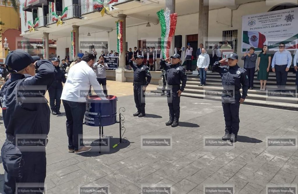 Encabeza Ernesto Torres, alcalde de Nogales, ceremonia de incineración de bandera