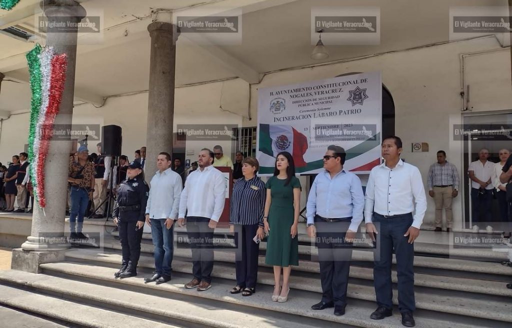 Encabeza Ernesto Torres, alcalde de Nogales, ceremonia de incineración de bandera