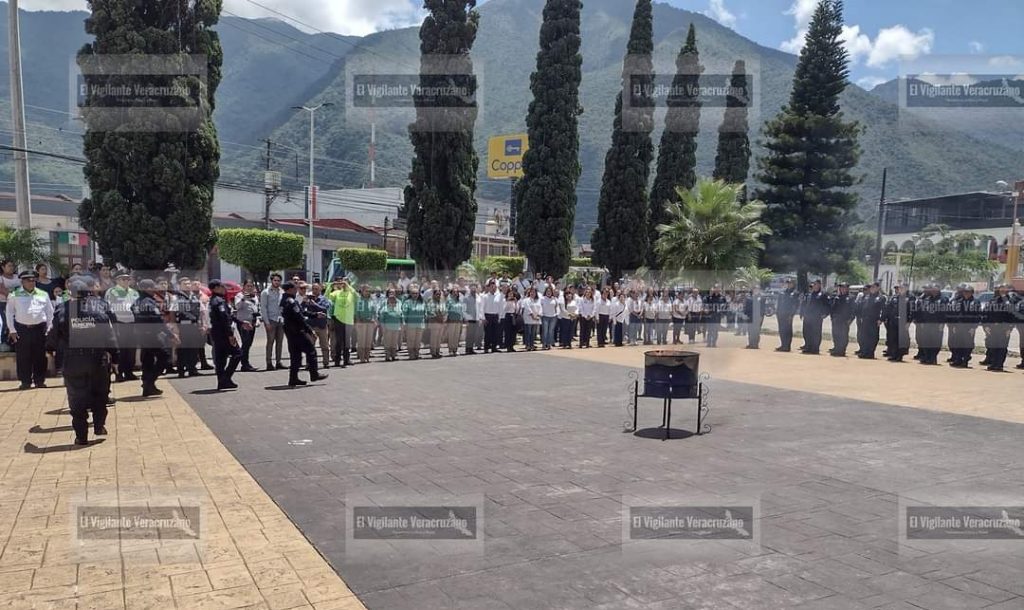 Encabeza Ernesto Torres, alcalde de Nogales, ceremonia de incineración de bandera