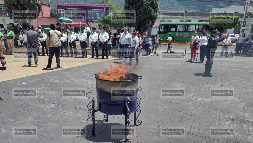 Encabeza Ernesto Torres, alcalde de Nogales, ceremonia de incineración de bandera