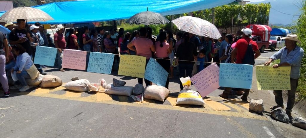 Padres de familia bloquean la carretera estatal Zongolica-Naranjal