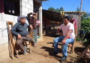 Convive Abidan Antonio con familias de escasos recursos de Soledad Atzompa