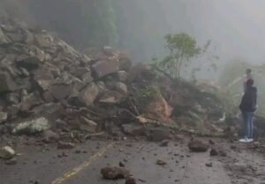 Derrumbe en la carretera Misantla - Banderilla, dejó incomunicadas a cientos de familias