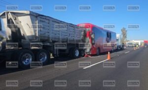 Se impacta ADO contra tráiler en la autopista Puebla-Orizaba