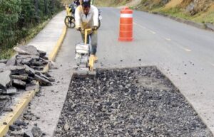 Autoridades locales dan mantenimiento a carretera principal en Atlahuilco