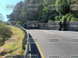Volcadura de Tráiler bloqueó la Autopista Orizaba-Puebla