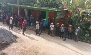 Familias de Mixtla de Altamirano bloquean la carretera Zongolica-Tehuipango