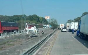 Asesinan a trailero en intento de asalto en la autopista Córdoba-Veracruz