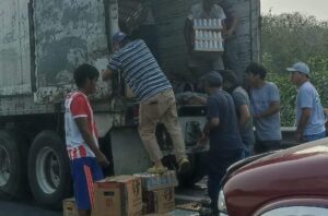 Trailero resulta con quemaduras al incendiarse su unidad