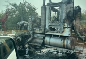 Trailero resulta con quemaduras al incendiarse su unidad