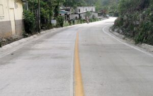 Familias de la zona baja de Zongolica ven con beneplácito el mejoramiento de sus caminos