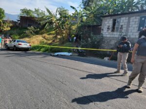 Auto atropella y mata a motociclista de Soledad Atzompa