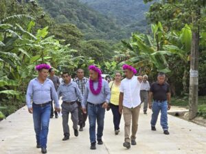 Inauguran Autoridades de Zongolica, la rehabilitación de Camino Rural en Axalpa