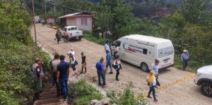 Autoridades y pobladores realizan labores de auxilio a la población de Omiquila 