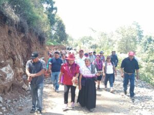 Autoridades Municipales de Astacinga mejoran camino en Cuauhtecpanca