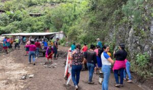 Inician labores de limpieza en viviendas de Omiquila 