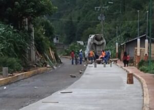 Inicia pavimentación con concreto hidráulico del tramo carretero Los Pinos-Tambola en Atlahuilco 