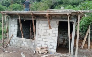 Autoridades Municipales de Rafael Delgado construyen Cuartos-dormitorio en Omiquila 