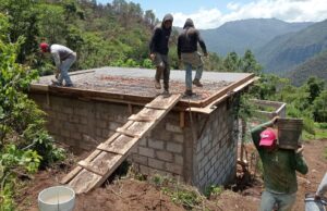 Autoridades Municipales de Rafael Delgado construyen Cuartos-dormitorio en Omiquila 