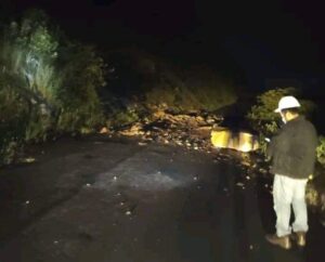 Se desgaja cerro sobre la carretera Rafael Delgado-Magdalena