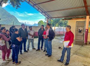 Alcalde de Zongolica da banderazo de arranque a obras escolares en Tepenacaxtla