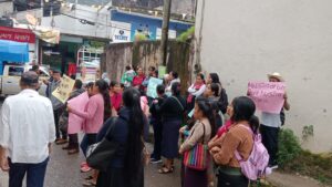 Padres de familia se manifiestan ante la sev en demanda de docentes 