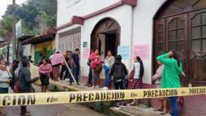 Padres de familia se manifiestan ante la sev en demanda de docentes 