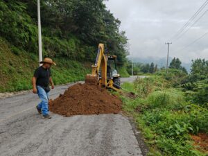 Ayuntamiento de Magdalena rehabilita la carretera principal hacia Tonalixco