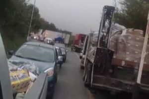 Colapsa la carretera federal Mendoza-Tehuacán al no ser apta para unidades doble remolque 