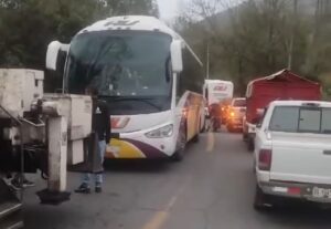 Colapsa la carretera federal Mendoza-Tehuacán al no ser apta para unidades doble remolque 