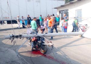 Motociclistas son aplastados por un poste derribado por un trailer; uno murió