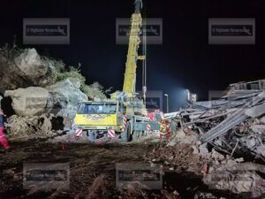 Continúan trabajos para quitar derrumbe en la autopista Orizaba-Puebla