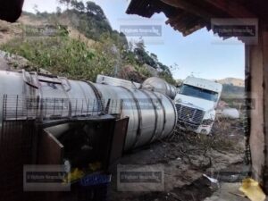 Continúan trabajos para quitar derrumbe en la autopista Orizaba-Puebla