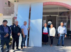 Alcaldesa de Rafael Delgado entrega laminas a familias de escasos recursos