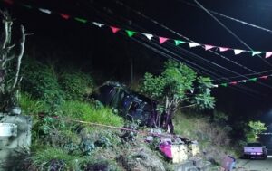 Auto termina en el fondo de un barranco tras salir de la autopista Puebla-Orizaba