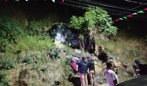 Auto termina en el fondo de un barranco tras salir de la autopista Puebla-Orizaba