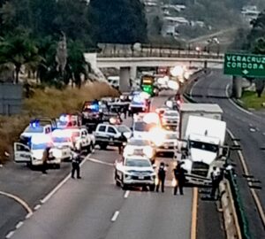 3 detenidos tras persecución y balacera por Tráiler robado