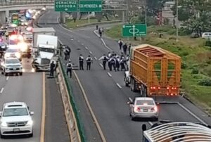 3 detenidos tras persecución y balacera por Tráiler robado