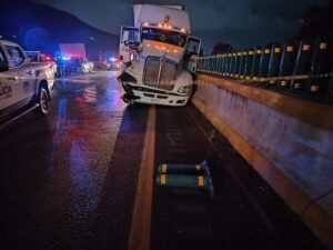 3 detenidos tras persecución y balacera por Tráiler robado