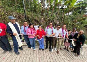 Alcalde de Zongolica inaugura apertura de camino y concreto hidráulico en Xonamanca