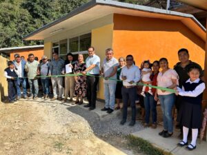 Alcalde de Zongolica entrega aula y mobiliario a la Escuela Primaria Lic. Adolfo López Mateos