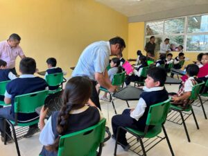 Alcalde de Zongolica entrega aula y mobiliario a la Escuela Primaria Lic. Adolfo López Mateos