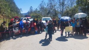 Alumnos y padres de familia bloquean carretera en demanda de docentes