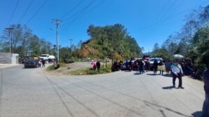 Alumnos y padres de familia bloquean carretera en demanda de docentes